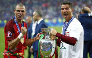 Pepe y Cristiano posan con la Eurocopa en Pars.