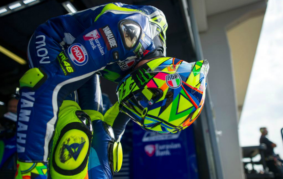Valentino Rossi se prepara para salir a pista en Sachsenring