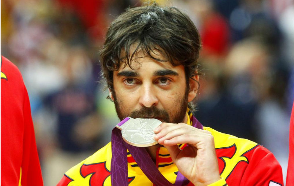 Navarro muerde la medalla de plata en el podio de los Juegos de...