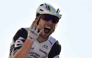 Cavendish hace el gesto correspondiente a sus cuatro triunfos en este...