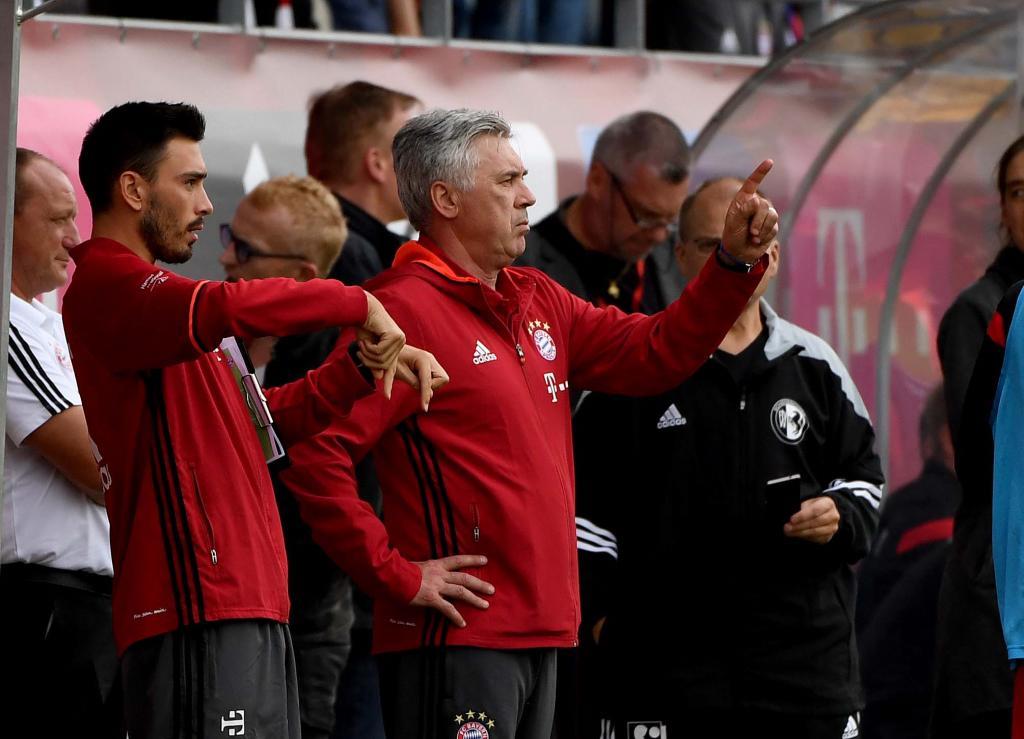 Ancelotti da instrucciones en su primer duelo con el Bayern.