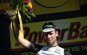 Cavendish celebrando la victoria en la 14 etapa