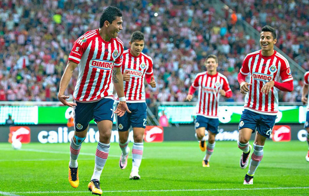 Jugadores de las Chivas celebran un gol.
