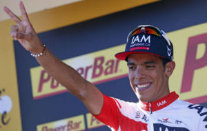Jarlinson Pantano celebrando en el podio su triunfo de etapa en el...