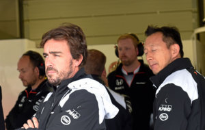 Alonso, con su equipo durante el Gran Premio de Gran Bretaa