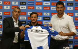 Piatti muestra la camiseta del Espanyol entre Ramon Robert y ngel...