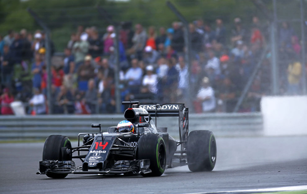 El McLaren del asturiano, durante el Gran Premio de Silverstone