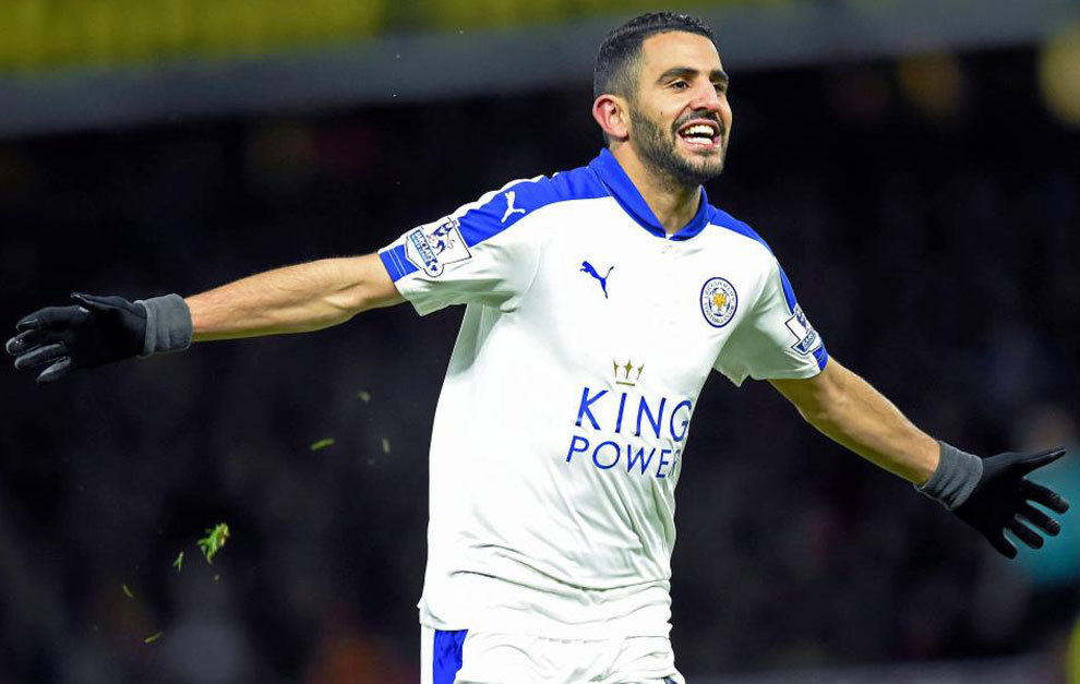 Mahrez celebra un gol con el Leicester.