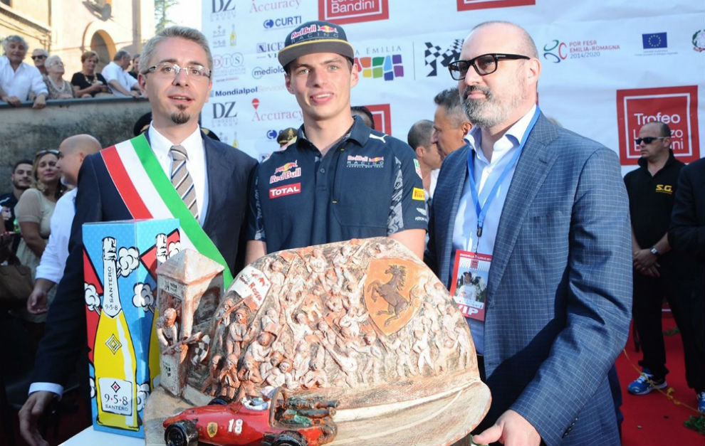 Max Verstappen en el palco recogiendo el Trofeo Lorenzo Bandini.