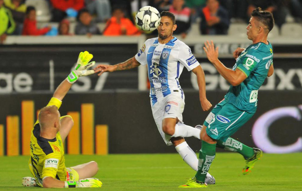 El uruguayo Urretavizcaya marcando el tercer gol de Pachuca ante...