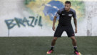 Neymar con un muro de Brasil.