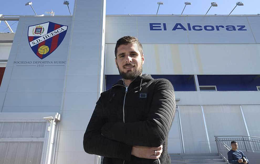 Fran Mrida posa en El Alcoraz para un reportaje de Marca