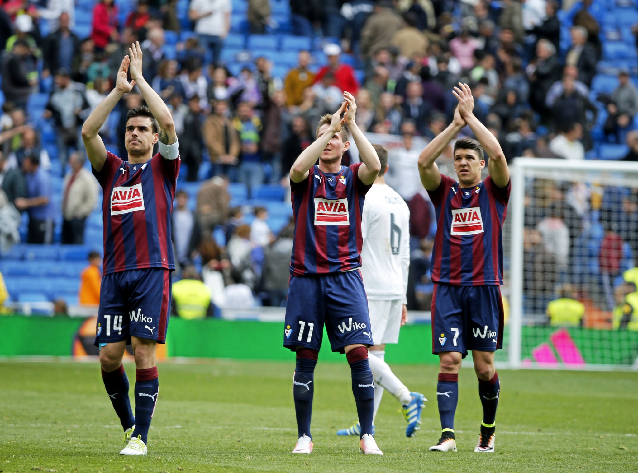 Los jugadores del Eibar  saludan a su aficin en el estadio Santiago...