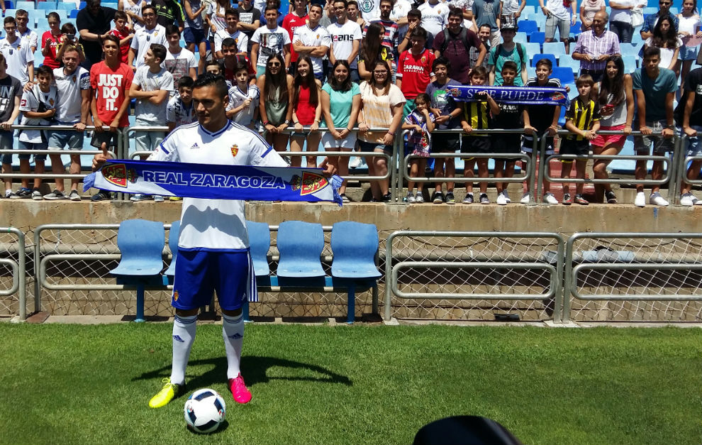 Marcelo Silva posa en La Romareda con su nueva camiseta.