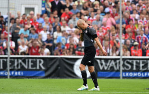Robben retirndose por lesin de un partido
