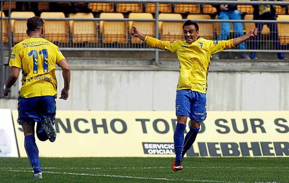 lvaro celebra un gol en el Carranza la pasada temporada