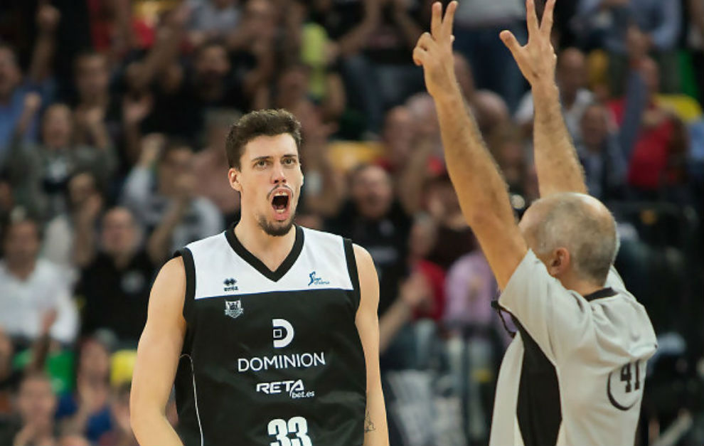 lex Surez celebra un triple con el Dominion Bilbao Basket.