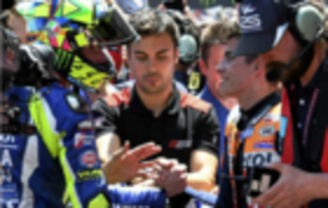 Rossi y Mrquez chocan sus manos en el Gran Premio disputado en...