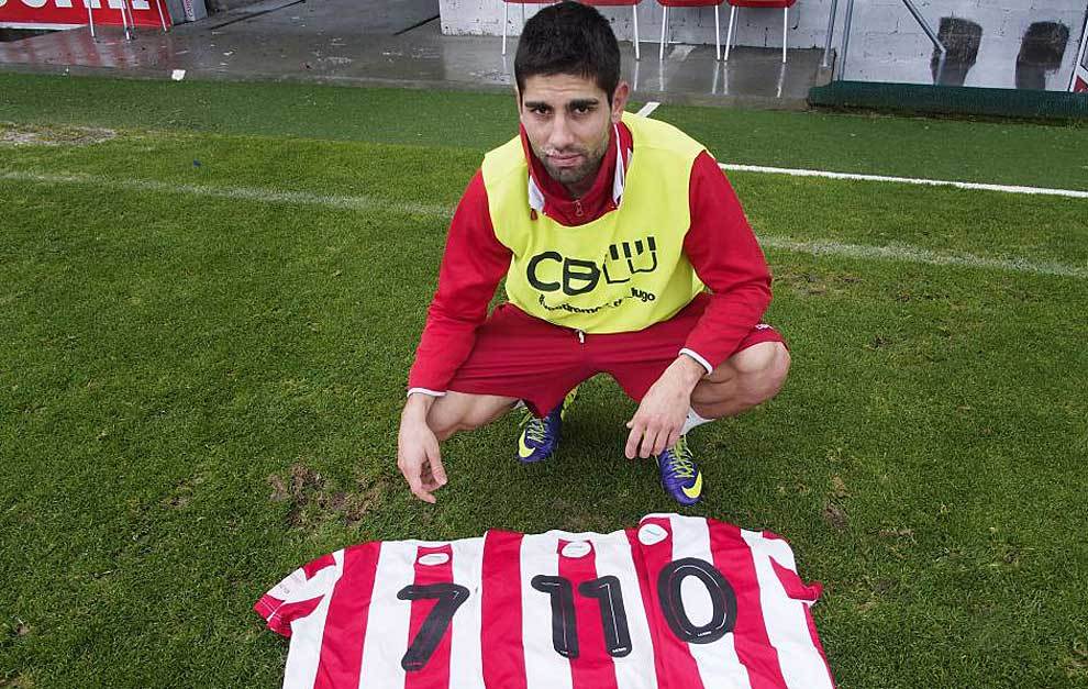 Manu posa con varias camisetas del Lugo para un reportaje con Marca