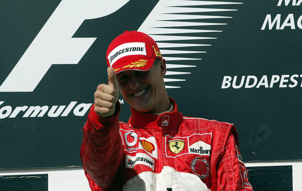 Schumacher, celebrando su victoria en Hungra en 2004