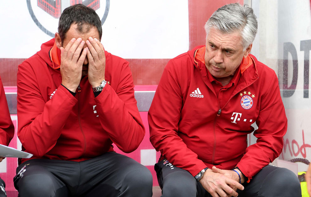 Carlo Ancelotti en el banquillo del Bayern durante el amistoso ante el...
