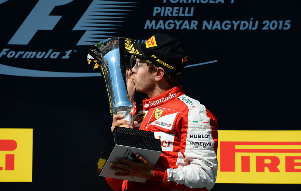Vettel, celebrando su victoria en Hungra en 2015