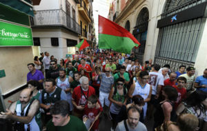 Aficionados del Baloncesto Sevilla, durante una manifestacin.