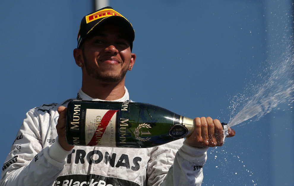 Hamilton, celebrando su victoria en Hungaroring en 2013