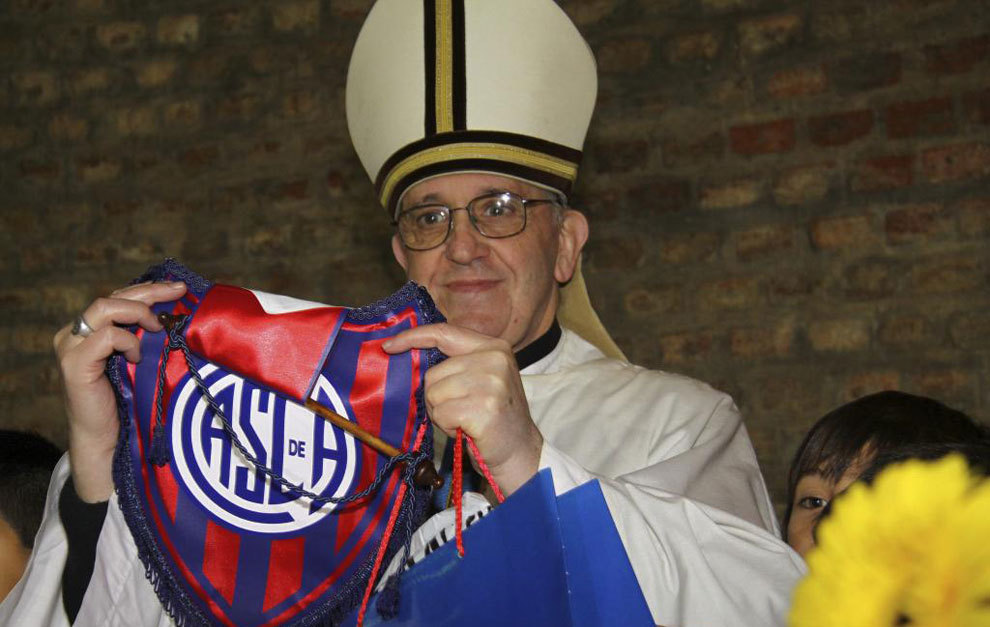 El Papa Francisco sostiene un bandern de San Lorenzo.