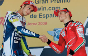 Valentino Rossi (Yamaha) y Casey Stoner (Ducati) en el Gran Premio de...