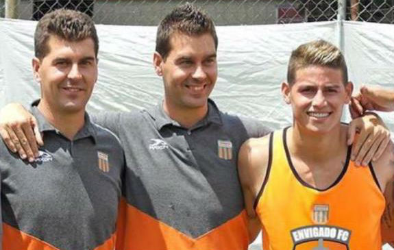 Ismael Rescalvo junto con su hermano Juan y James en el entrenamiento...