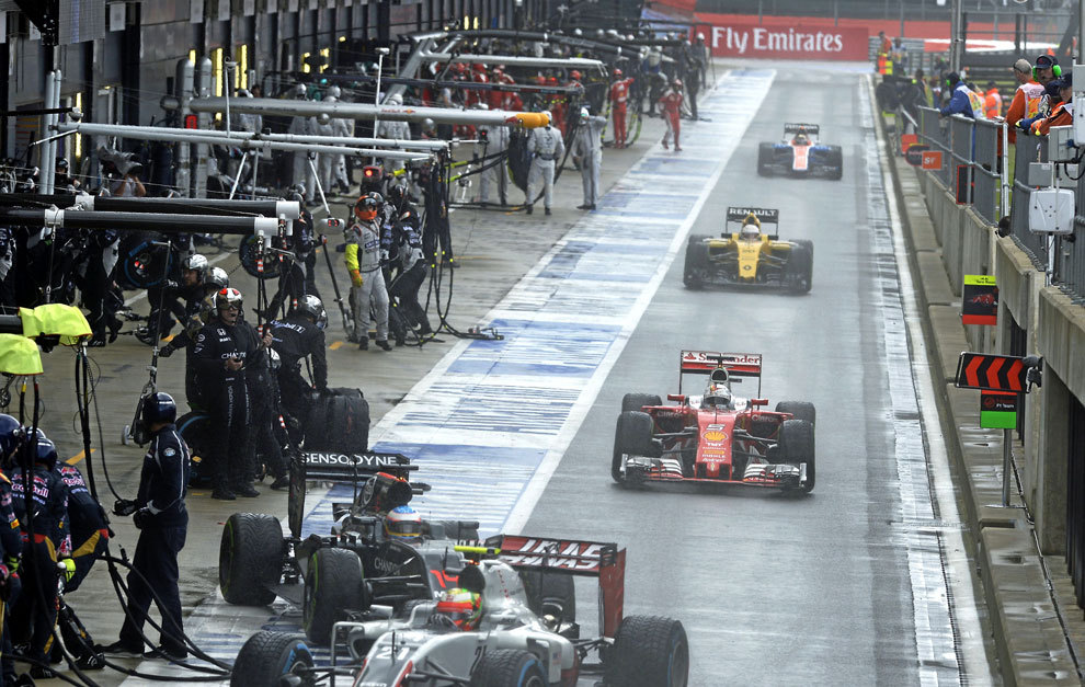 Pit lane durante la carrera en Silverstone