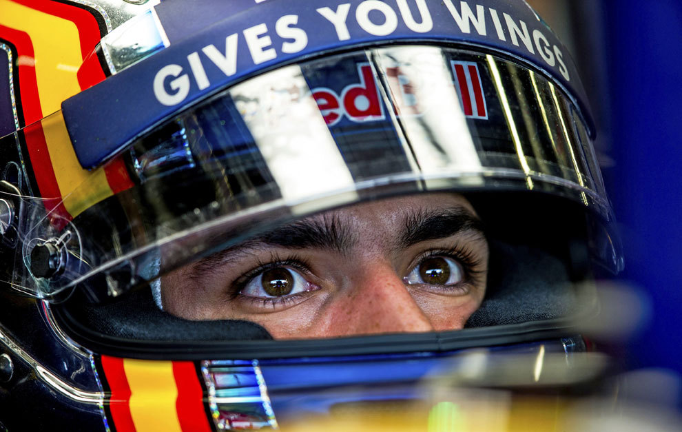 Sainz, en el box de Toro Rosso subido a su monoplaza