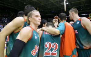 Jugadores del Baloncesto Sevilla en un partido