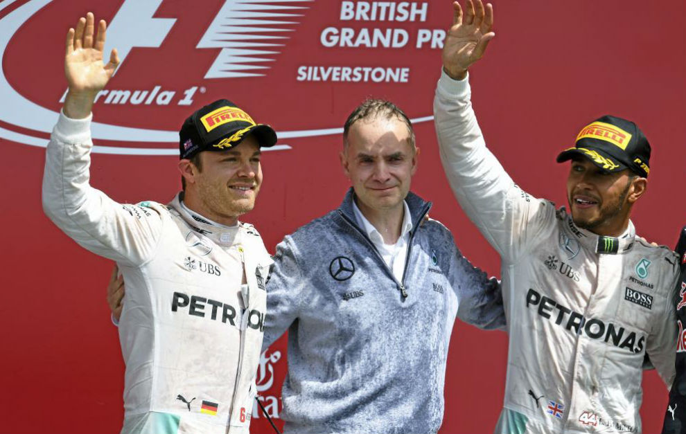 Nico Rosberg, John Owen y Lewis Hamilton en el podio del GP de Gran...