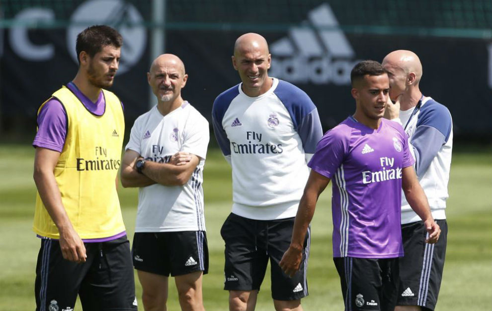 Zidane controla junto a sus ayudantes el entrenamiento del equipo