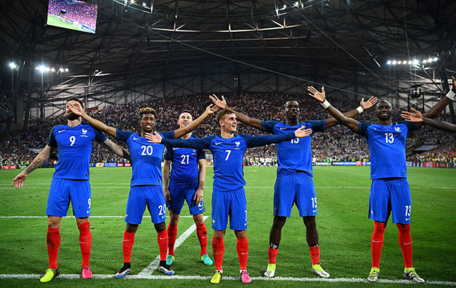 Los jugadores de Francia celebran durante un partido de la Eurocopa.