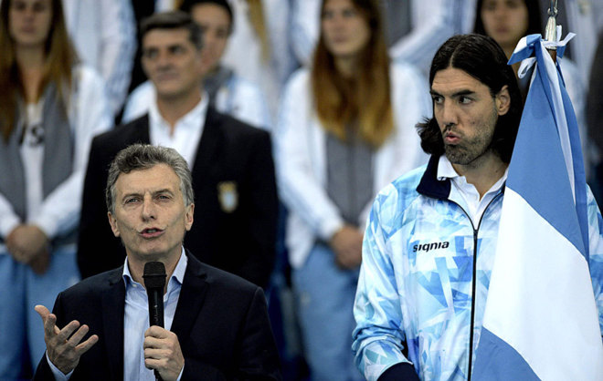 El presidente de Argentina, Mauricio Macri, junto a Luis Scola.