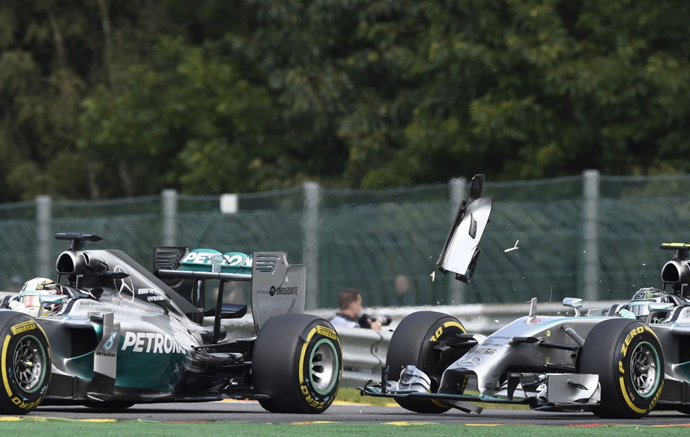 Hamilton y Rosberg tras sufrir un impacto en Spa 2014