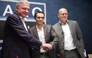 Lars Seier, cofundador de Saxo Bank, y Bjarne Riis posan con Alberto...