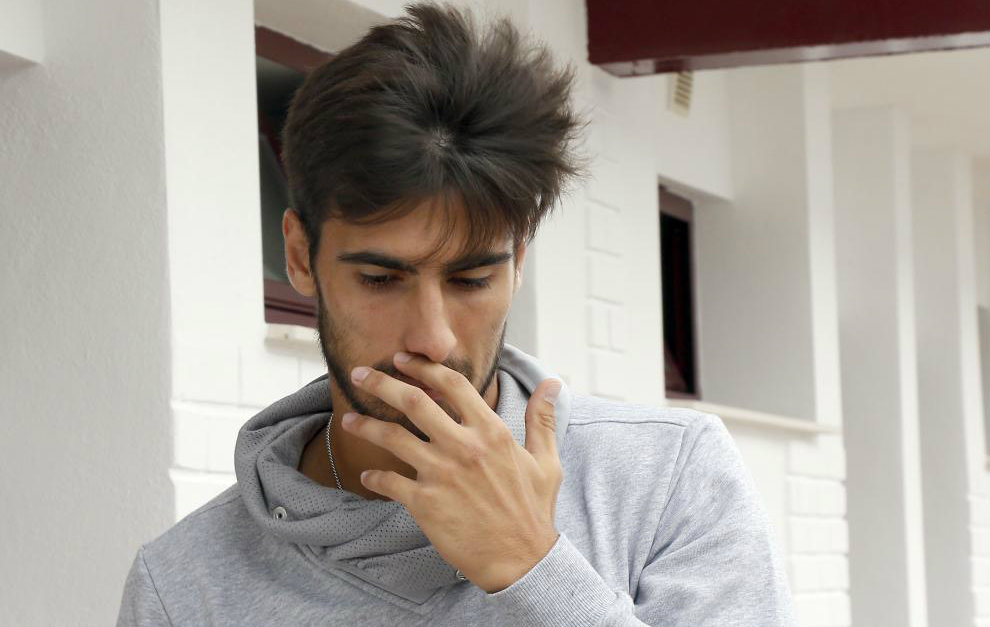 Andr Gomes (22) se tapa la boca en la ciudad deportiva de Paterna.