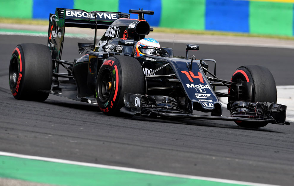 Alonso, durante la segunda sesin de libres en el circuito de...