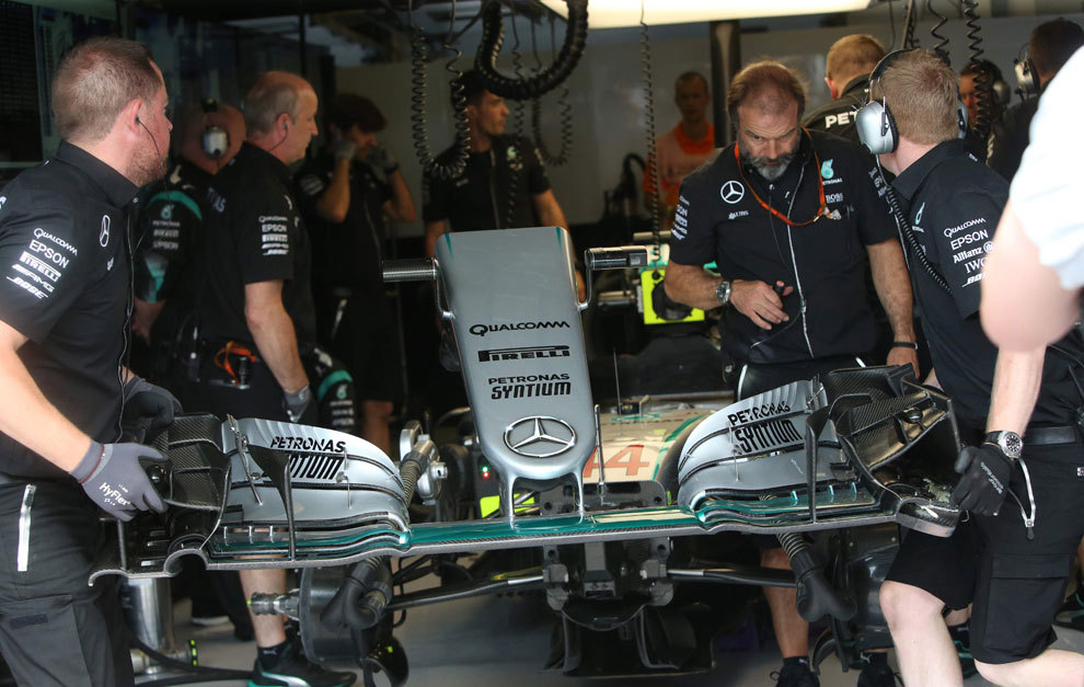 Ingenieros del equipo Mercedes, tras el accidente de Hamilton