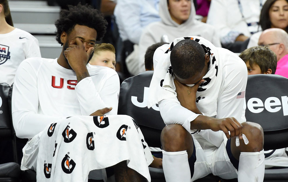 Jordan y Durant no pueden esconder su risa en el banquillo.