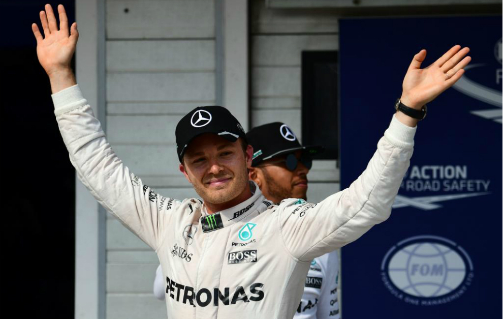 Rosberg saluda tras lograr la pole en Hungra