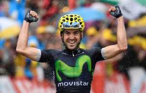Ion Izagirre, celebrando la victoria de etapa en Morzine.