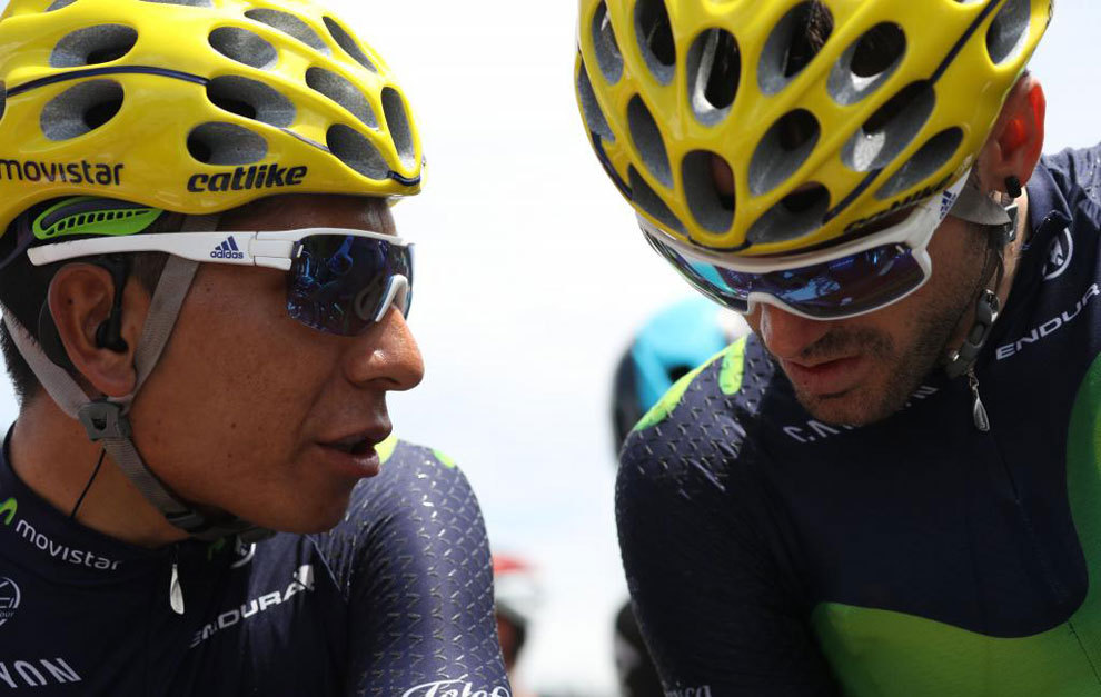 Nairo Quintana, a la izquierda, conversa con Ion Izagirre antes de la...