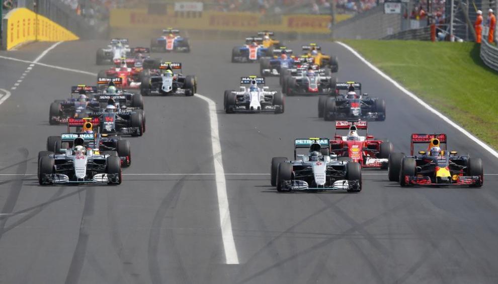 Lewis Hamilton y Nico Rosberg en cabeza en los primeros metros de...