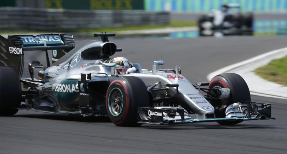El Mercedes de Lewis Hamilton durante la carrera