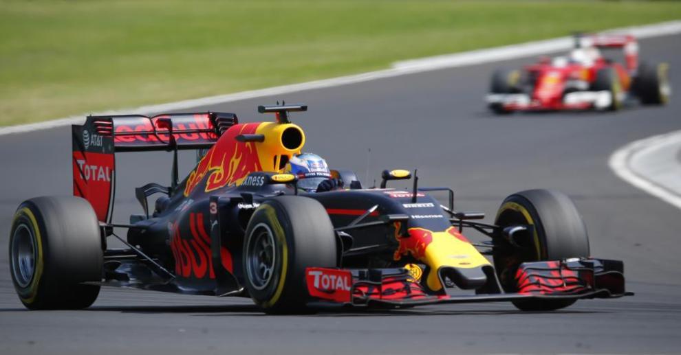 Ricciardo, perseguido por el Ferrari de Vettel